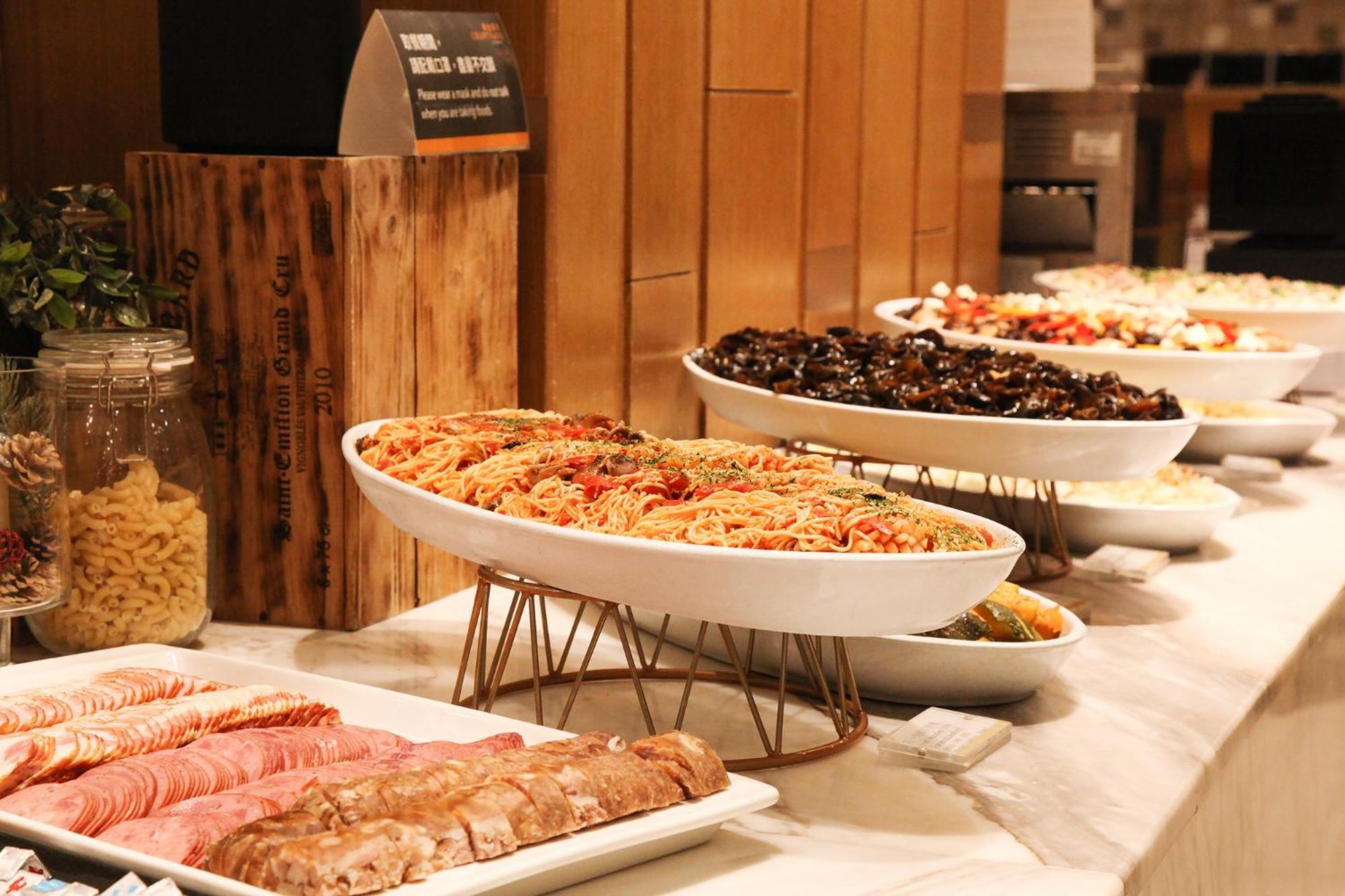 Courtyard By Marriott Taipei Hotel Exterior photo A buffet at a hotel