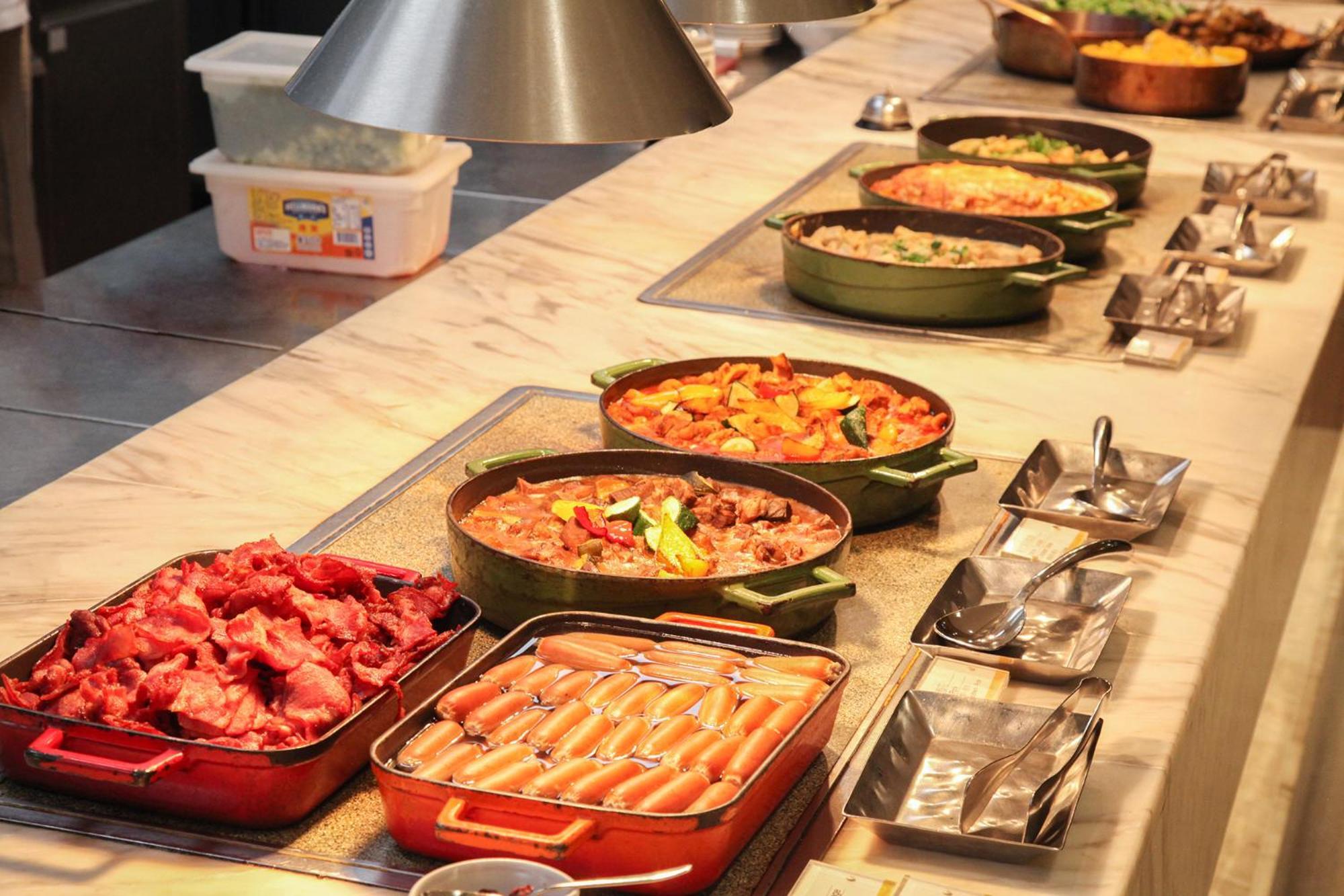 Courtyard By Marriott Taipei Hotel Exterior photo A buffet