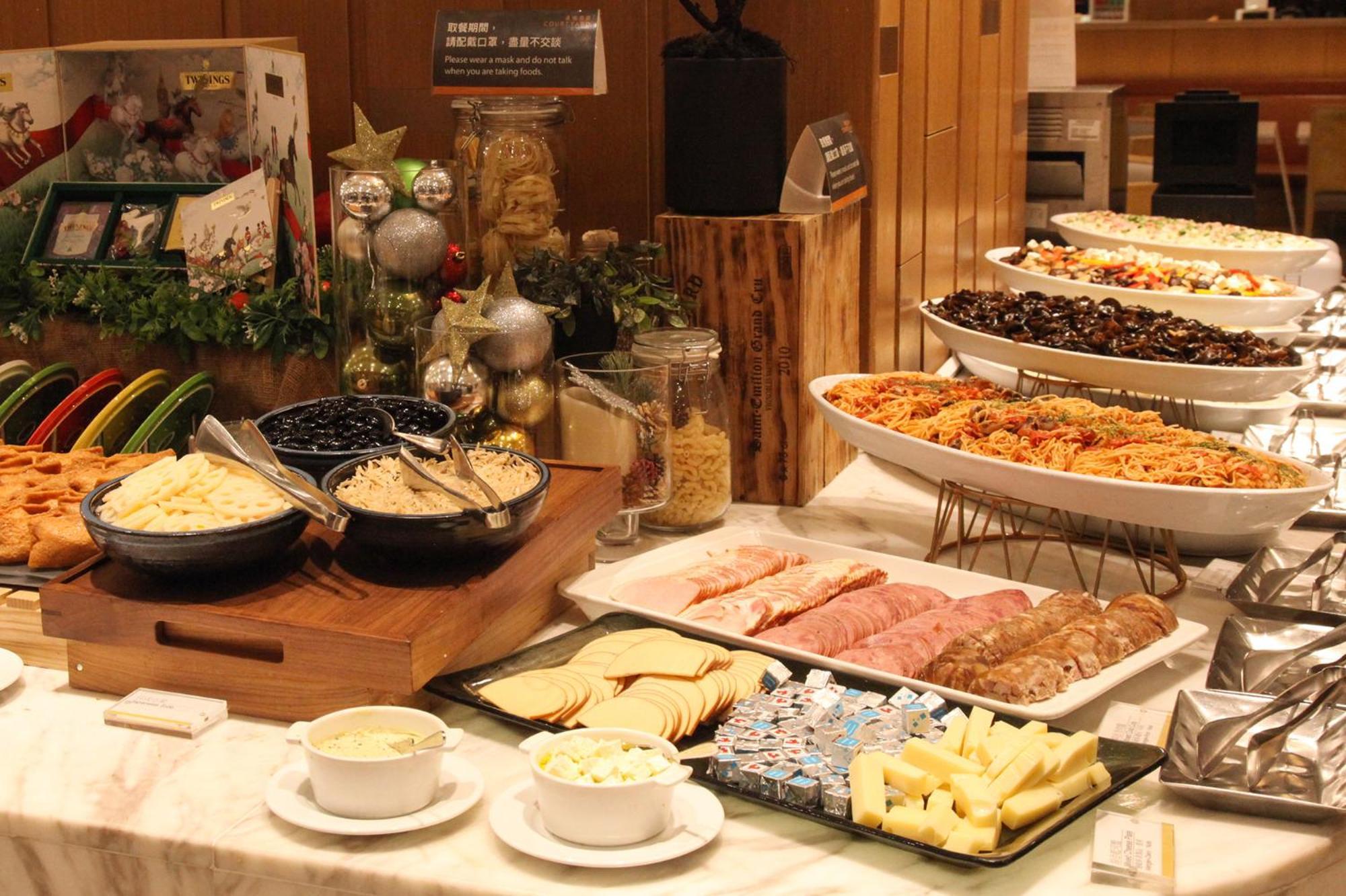 Courtyard By Marriott Taipei Hotel Exterior photo A buffet