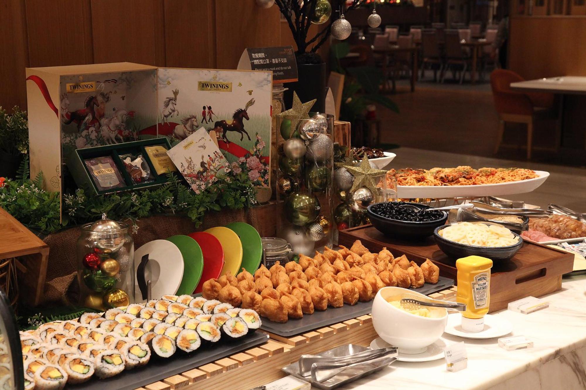 Courtyard By Marriott Taipei Hotel Exterior photo A buffet at a hotel