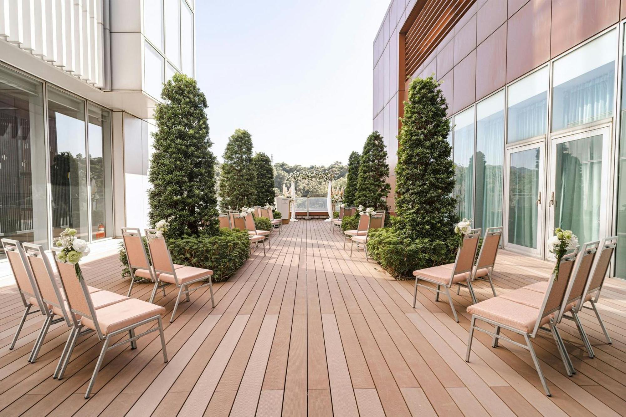 Courtyard By Marriott Taipei Hotel Exterior photo The Sky Garden