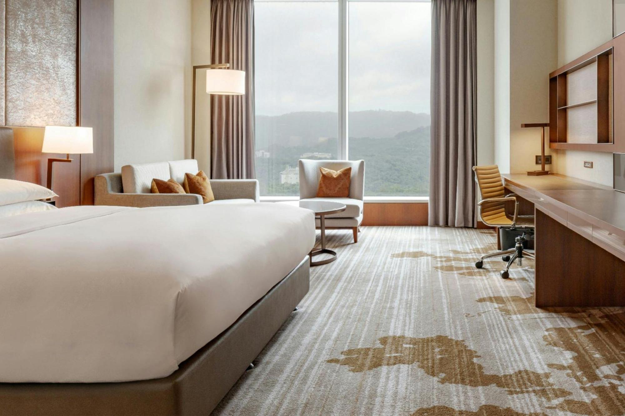 Courtyard By Marriott Taipei Hotel Exterior photo Deluxe Room